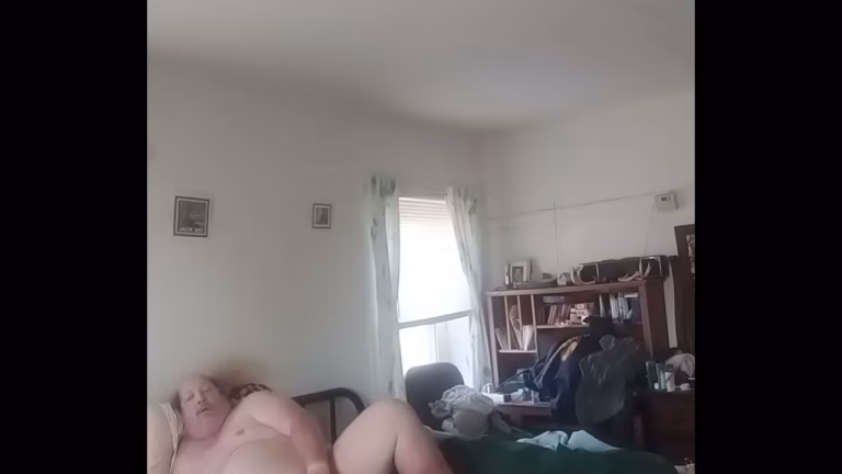 Vieille de 62 ans joue avec sa queue minuscule